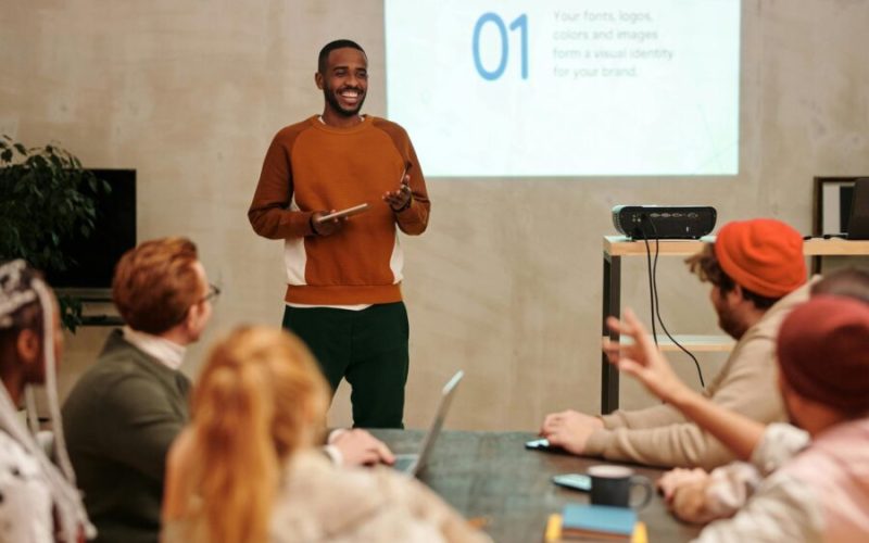 “Como Controlar a Voz Trêmula e Falar com Confiança: Dicas e Exercícios Práticos”