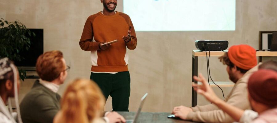 “Como Controlar a Voz Trêmula e Falar com Confiança: Dicas e Exercícios Práticos”